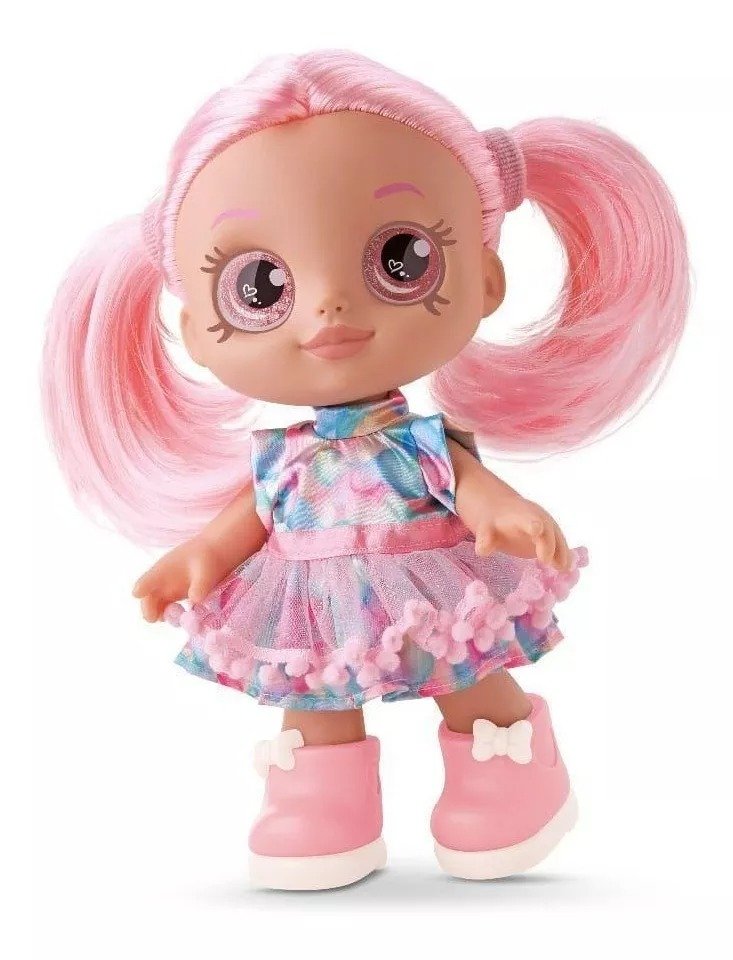 Maquiagem de boneca rosa em uma garota com cabelo rosa em um fundo rosa