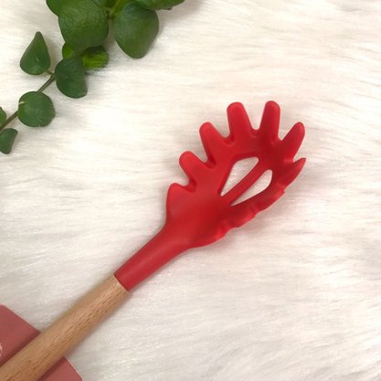 Pegador De Massa Silicone Cabo De Madeira 31cm Vermelho