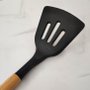 Espátula Perfurada Silicone 32cm Cabo De Madeira Preto